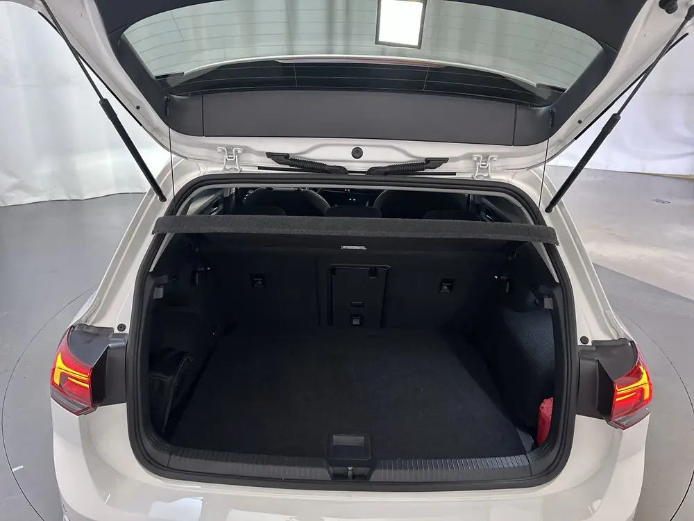 Volkswagen Golf 1.0 eTSI DSG Life Business Alcantara Sfeerve uit 2021, foto 19