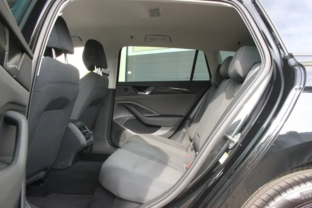 Volkswagen Passat Variant 1.5 eTSI Business | Camera | Carpl uit 2024, foto 17
