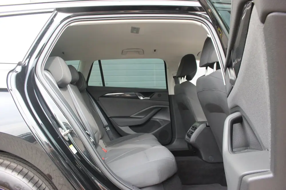 Volkswagen Passat Variant 1.5 eTSI Business | Camera | Carpl uit 2024, foto 8