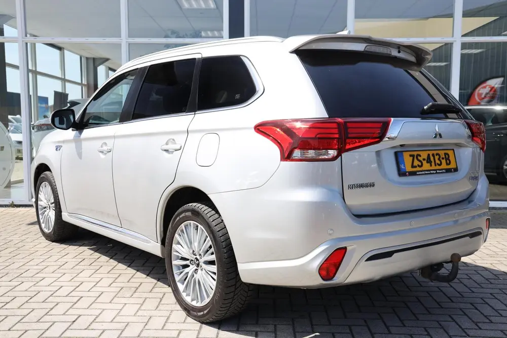 Mitsubishi Outlander 2.4 PHEV Pure+|Camera|Trekhaak|PDC| uit 2019, foto 4