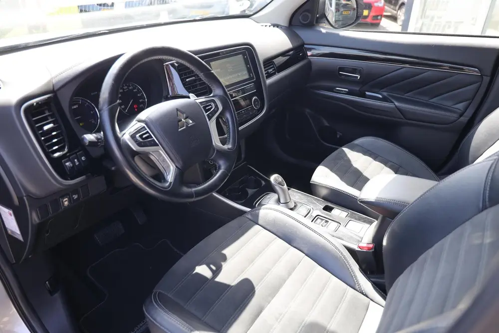 Mitsubishi Outlander 2.4 PHEV Pure+|Camera|Trekhaak|PDC| uit 2019, foto 5