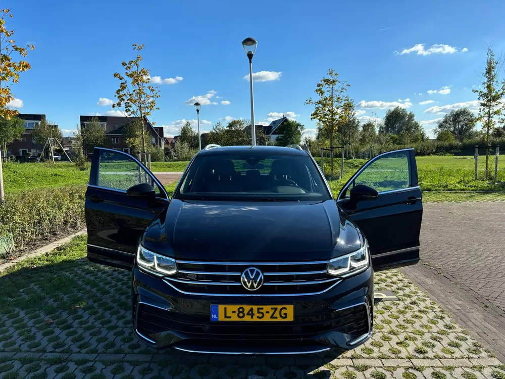 Volkswagen Tiguan 1.5 TSI ACT 150pk DSG 2020 Zwart uit 2020, foto 2