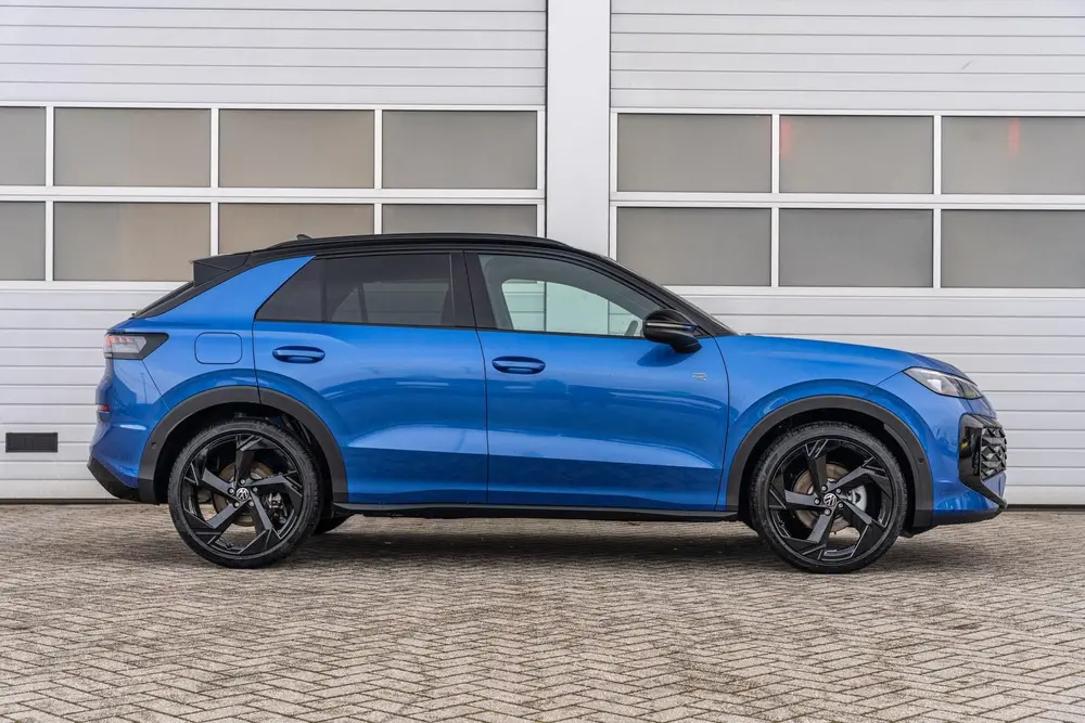 Volkswagen T-Roc 1.5 eTsi 150pk R-Line First Edition | Black uit 2026, foto 3