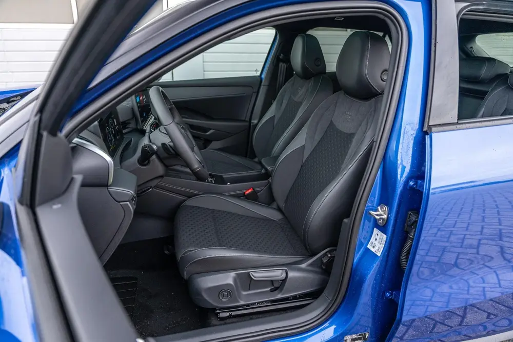 Volkswagen T-Roc 1.5 eTsi 150pk R-Line First Edition | Black uit 2026, foto 4