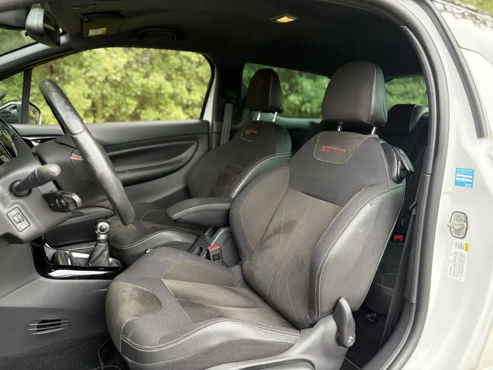 DS Automobiles 3 DS DS 3 1.2 PureTech Givenchy Le MakeUp Performance Line uit 2019, foto 15