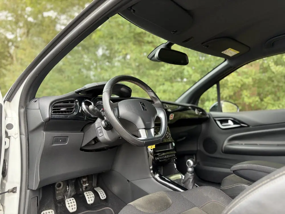 DS Automobiles 3 DS DS 3 1.2 PureTech Givenchy Le MakeUp Performance Line uit 2019, foto 19
