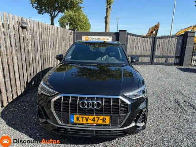 Audi Q3 45 TFSI e S edition uit 2023, foto 2