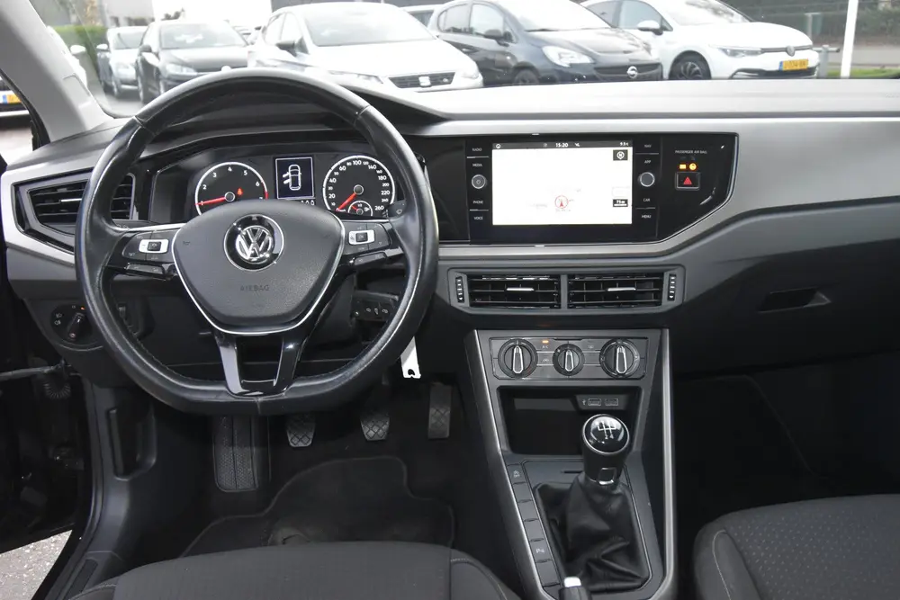 Volkswagen Polo 1.0 TSI Comfortline R-Line , NAVI , LMV16 uit 2020, foto 3