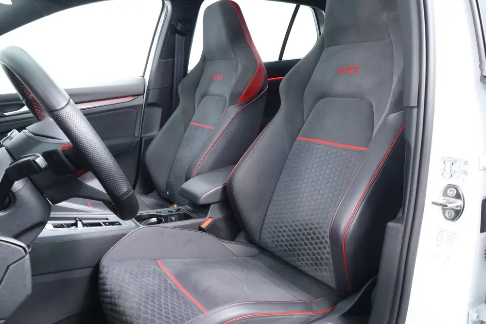 Volkswagen Golf 2.0 TSI GTI CLUBSPORT |PANO|CAMERA|CARPLAY|I uit 2022, foto 11