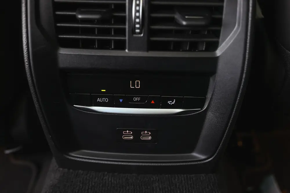 BMW B3 Touring Automaat / Trekhaak / Adaptief M onderstel uit 2023, foto 13