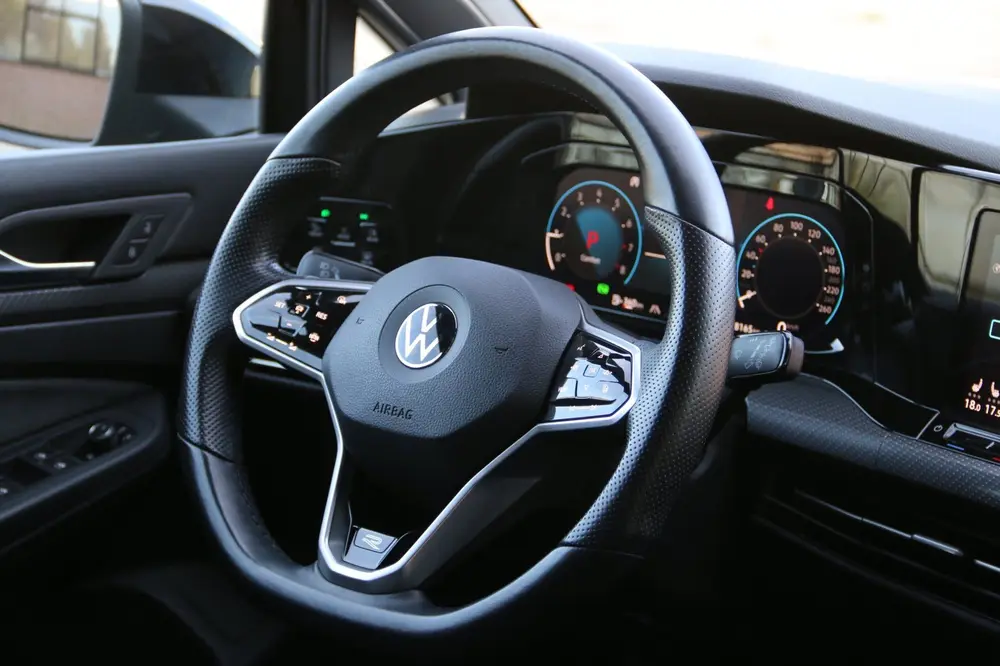 Volkswagen Golf 1.5 eTSI R-Line IQ-LIGHT PANO-DAK uit 2020, foto 13