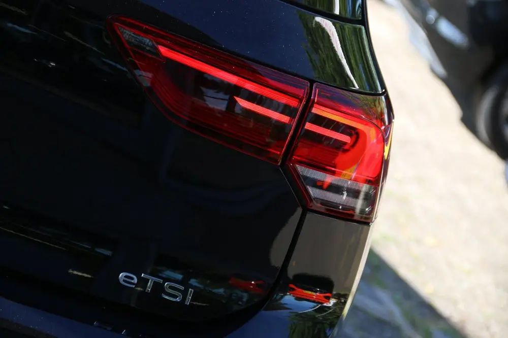 Volkswagen Golf 1.5 eTSI R-Line IQ-LIGHT PANO-DAK uit 2020, foto 7