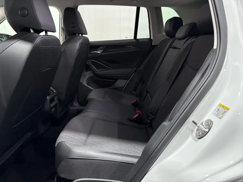 Volkswagen Tiguan 1.5 eTSI Life Edition Automaat / Navigatie uit 2025, foto 19