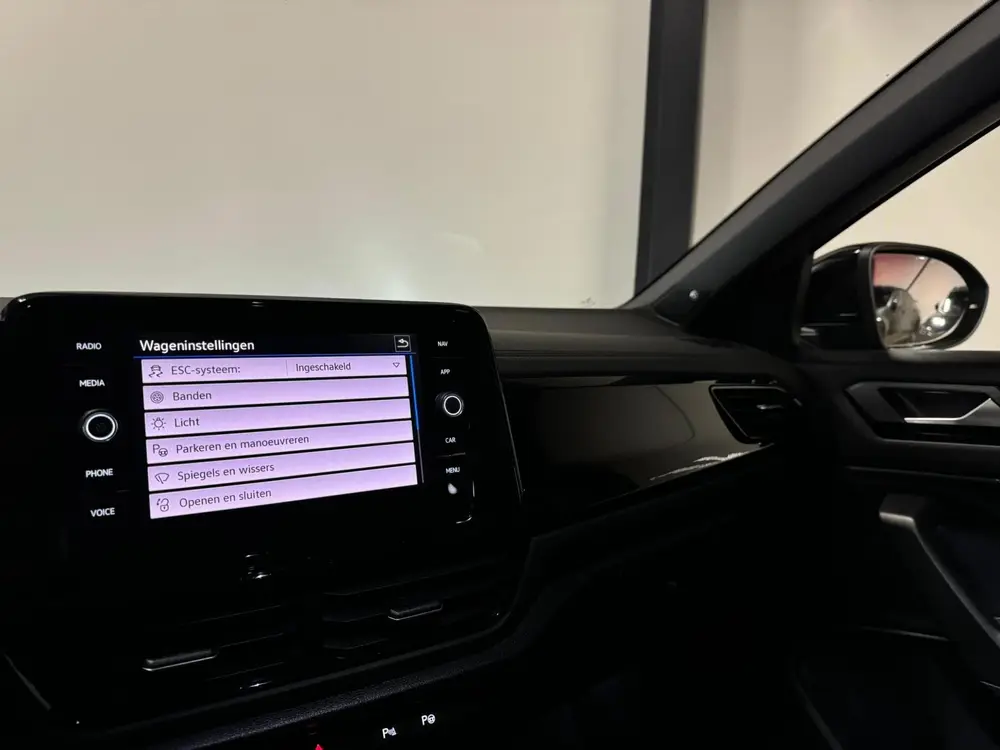 Volkswagen T-Roc 1.5 TSI R-Line Business PANO KEYLESS uit 2024, foto 16