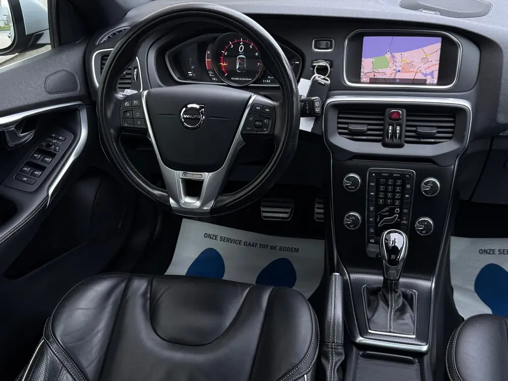 Volvo V40 1.5 T3 Polar+ Sport - AUTOMAAT - PANODAK - ZWART L uit 2019, foto 13