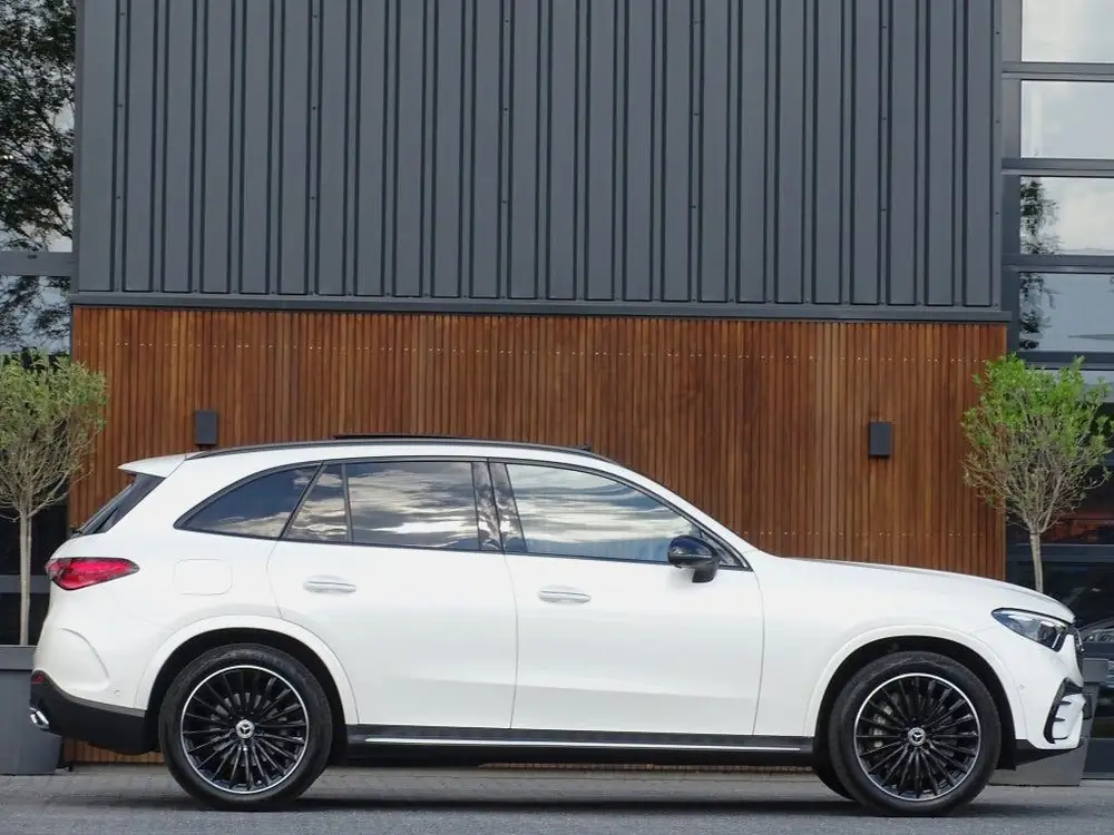 Mercedes-Benz GLC 300 4MATIC AMG 258PK / Designo / Burmester uit 2023, foto 2
