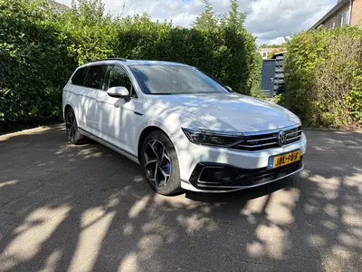 Volkswagen Passat Variant Passat 1.4 TSI Phev 218pk 6-DSG 2020 Wit uit 2020