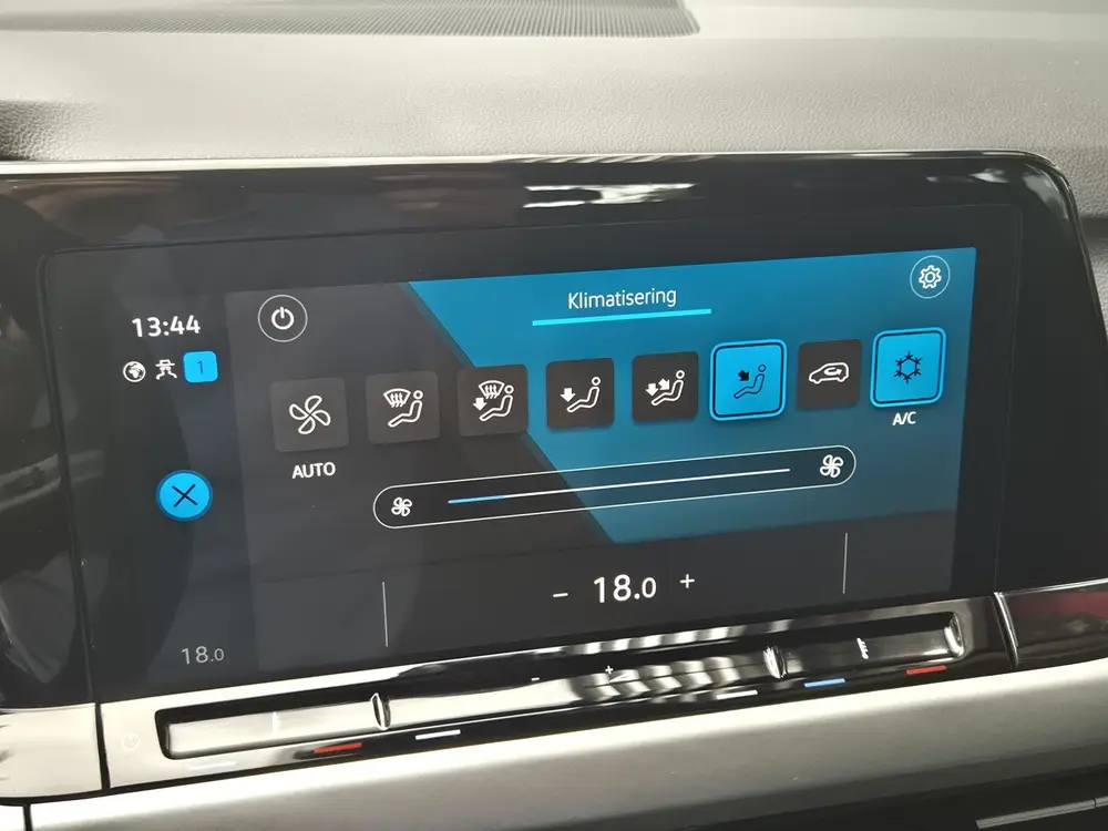 Volkswagen Golf 1.0 TSI Life | Navigatie Via Apple Carplay | Climate Control | Parkeersensoren Golf 1.0 TSI Life | Navigatie via Apple carplay | uit 2020, foto 18