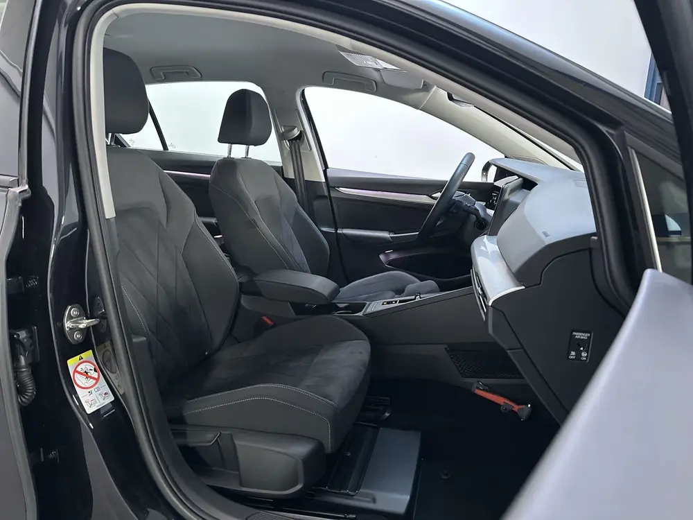 Volkswagen Golf 1.0 eTSI DSG 110pk Life Business Sfeerverlic uit 2023, foto 5