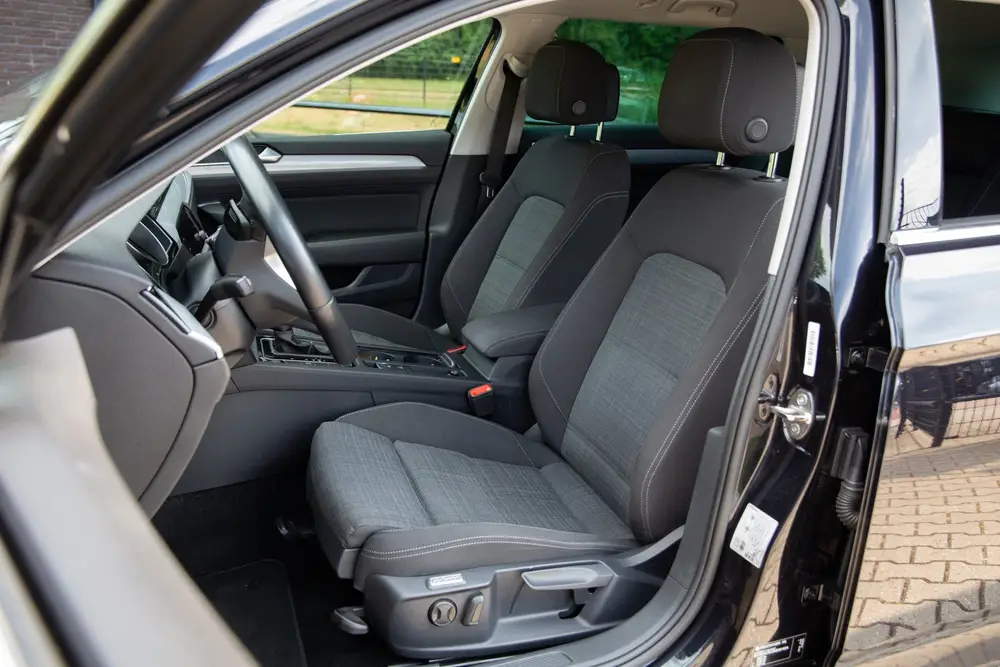 Volkswagen Passat Variant 1.5 TSI R-Line Business + , Adap. uit 2021, foto 3