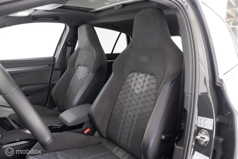 Volkswagen Golf 1.5 eTSI 150PK R-Line Edition Black Style fa uit 2024, foto 9