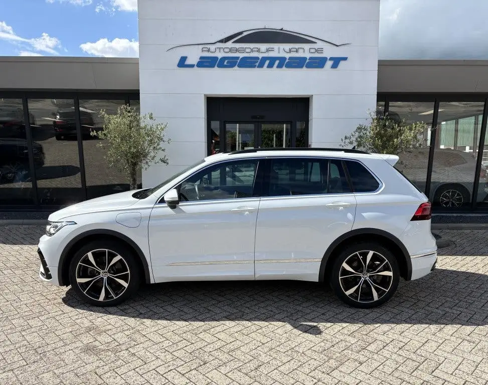 Volkswagen Tiguan R-Line eHybrid | Camera | Panoramadak | IQ uit 2022, foto 2