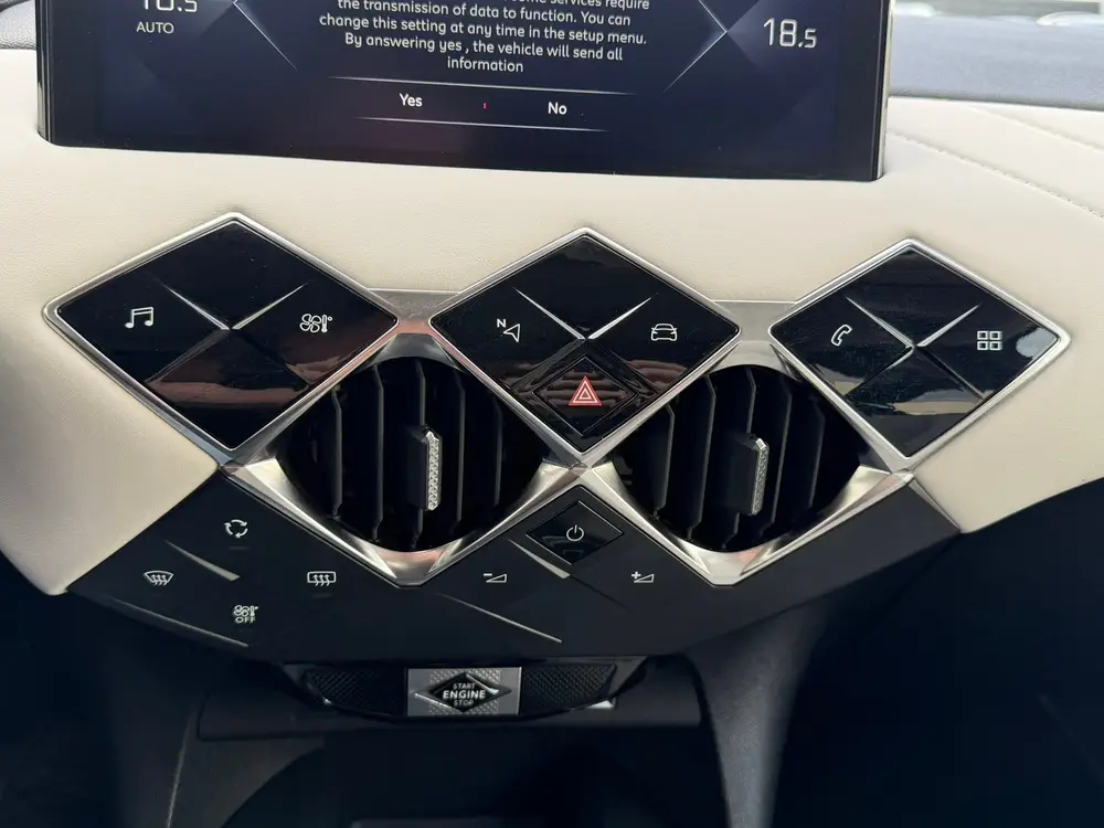 DS Automobiles 3 Crossback DS 3 Crossback 1.2 PureTech So Chic Camera Navigatie Carplay uit 2020, foto 18
