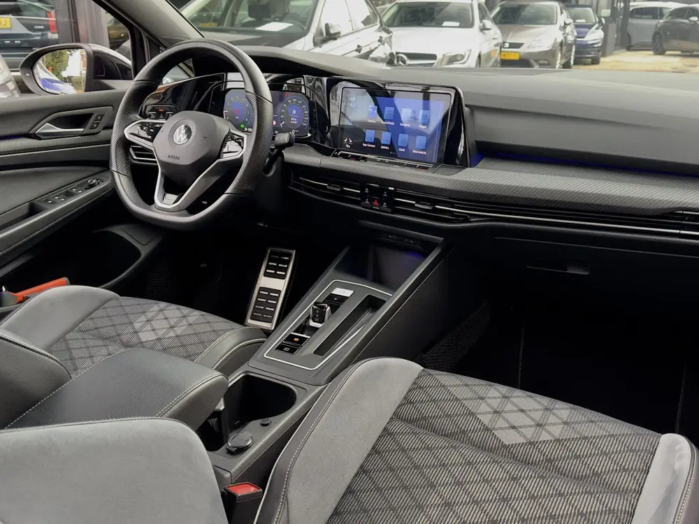 Volkswagen Golf 1.5 eTSI AUT7 R-LINE+ SPORT-INT NAVI CAMERA uit 2022, foto 2