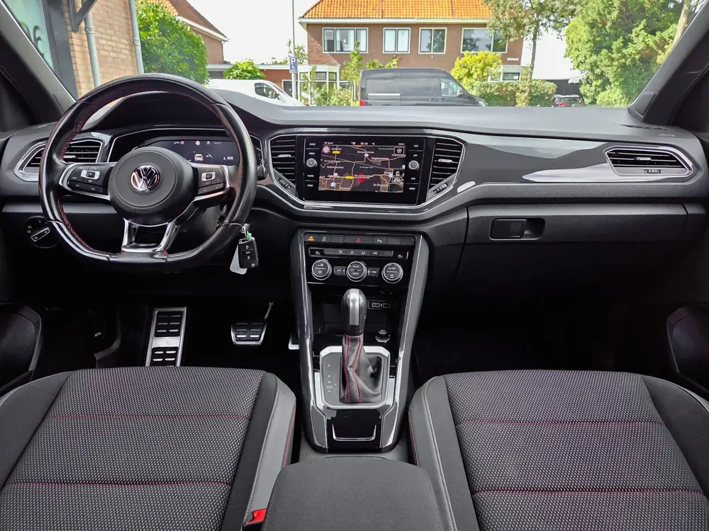 Volkswagen T-Roc 1.5 TSI AUT7 R-LINE SPORT NAVI DIGIDASH APP uit 2020, foto 2