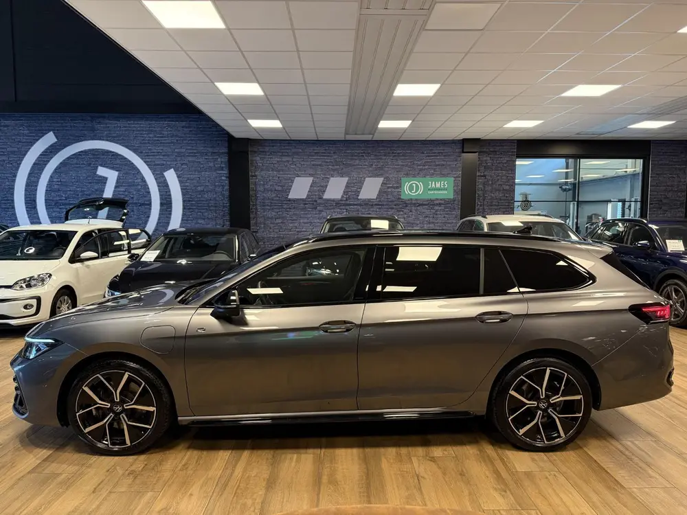 Volkswagen Passat Variant 1.5 eTSI R-Line Edition PHEV|PANO| uit 2025, foto 2