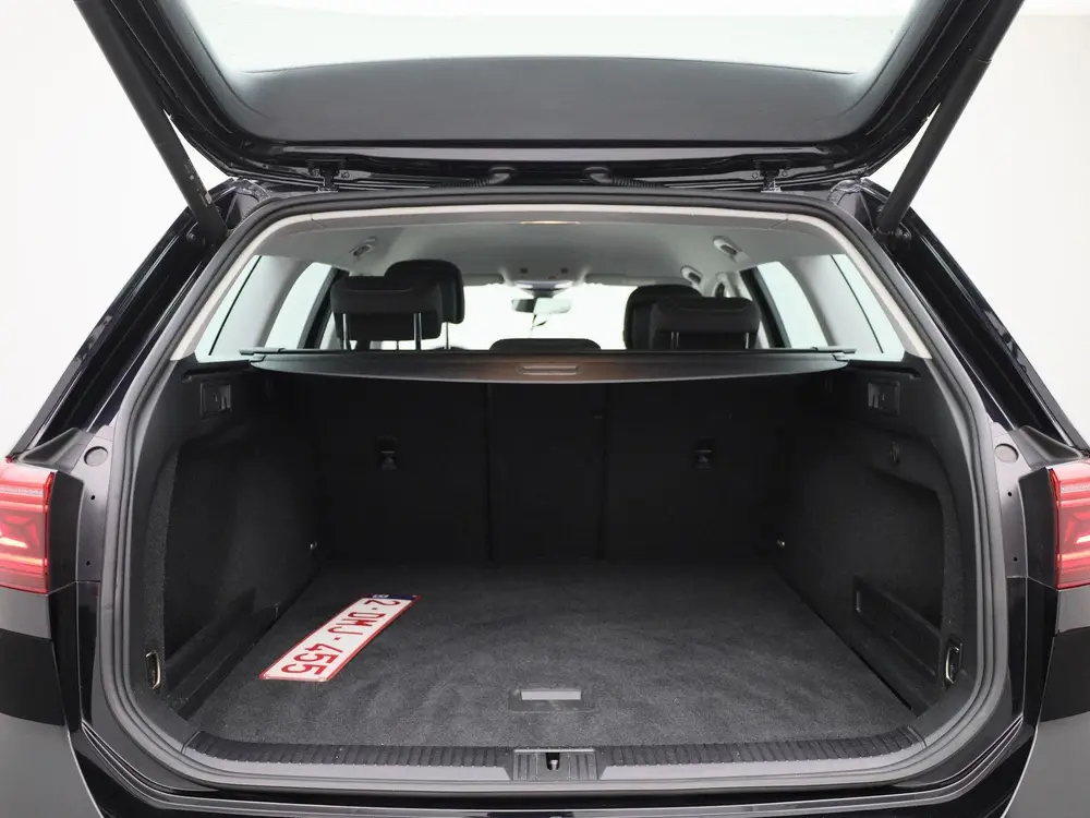 Volkswagen Passat Variant 2.0 TDI Elegance Business R AUTOMA uit 2023, foto 14