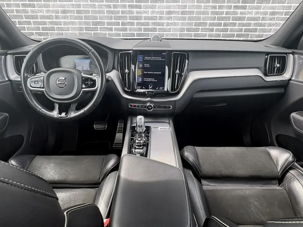 Volvo XC60 2.0 T8 Twin Engine AWD R-Design | Luchtvering | B uit 2019, foto 18