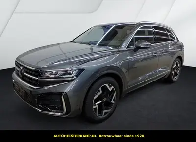 Volkswagen Touareg 3.0 TDI R-Line Grijs Kenteken ACC Stoelko uit 2025
