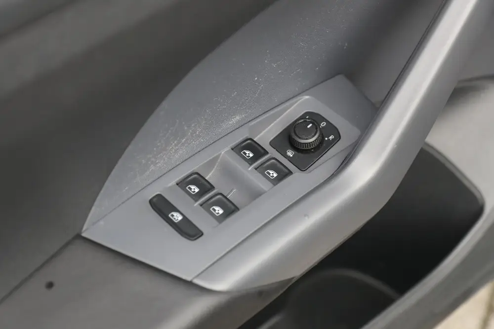 Volkswagen T-Cross 1.0 TSI 95 pk Life | Climatronic | App Co uit 2019, foto 19