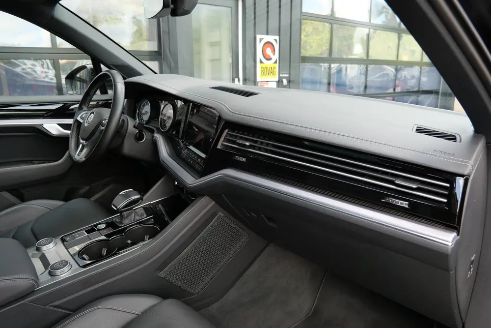 Volkswagen Touareg 3.0 TSI R-Line 340 PK | Pano | Luchtverin uit 2019, foto 5