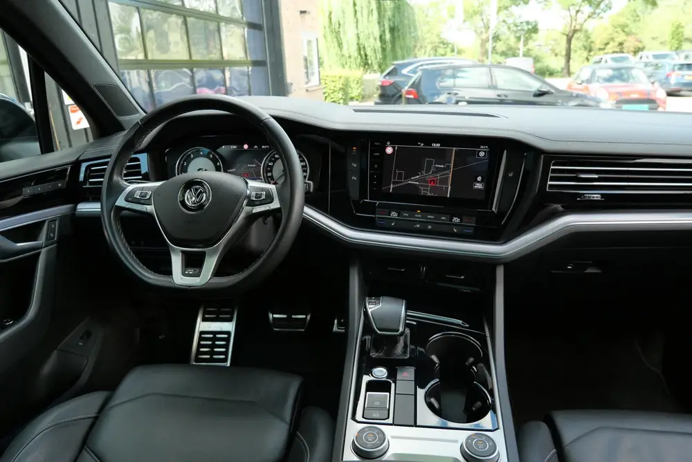 Volkswagen Touareg 3.0 TSI R-Line 340 PK | Pano | Luchtverin uit 2019, foto 6