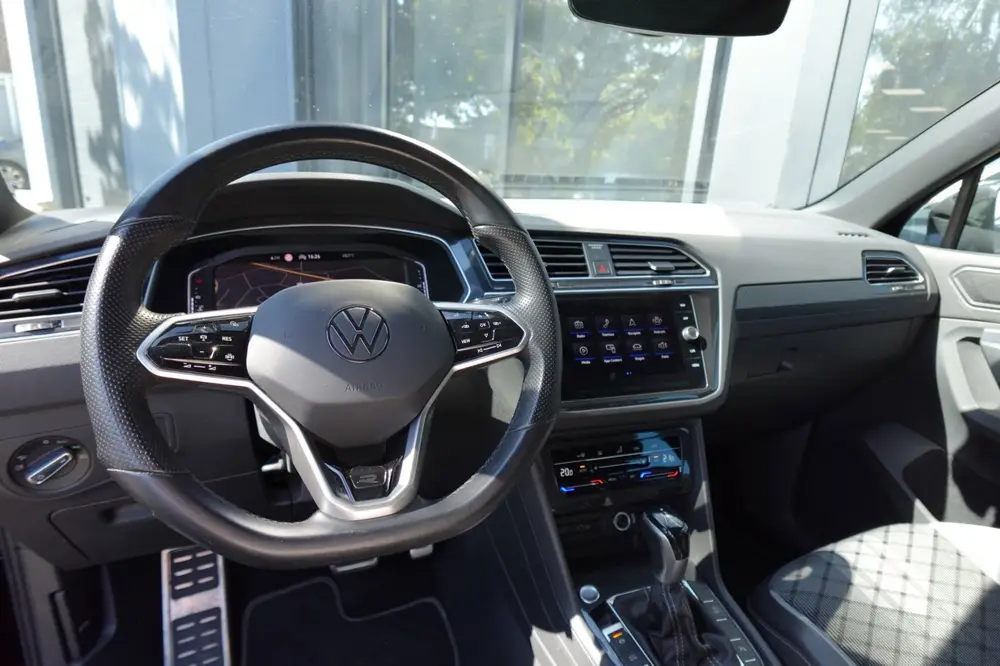 Volkswagen Tiguan 1.5 TSI R-Line PANO KEYLESS CAM uit 2021, foto 3