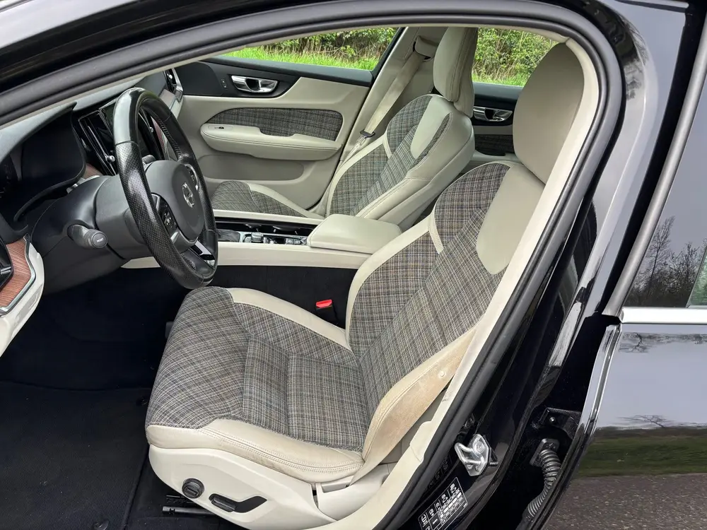 Volvo V60 2.0 T5 Momentum/Camera/Trekhaak/Pdc uit 2019, foto 2