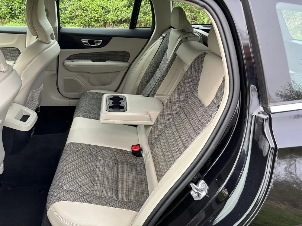 Volvo V60 2.0 T5 Momentum/Camera/Trekhaak/Pdc uit 2019, foto 6